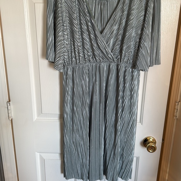 Shimmery dress, size XL! - Picture 2 of 9